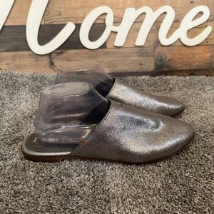 TOMS Women’s Silver Slip On Mules Size 10. Preowned Good Condition